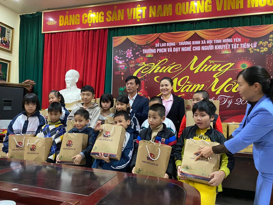 CÔNG TY CỔ PHẨN NHỰA HƯNG YÊN TỔ CHỨC TRAO HƠN 700 SUẤT QUÀ TẾT CHO NHỮNG EM NHỎ CÓ HOÀN CẢNH KHÓ KHĂN TẠI HƯNG YÊN