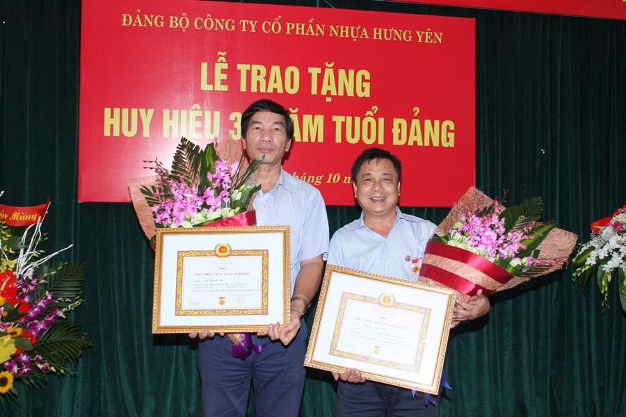 Lễ trao tặng huy hiệu 30 năm tuổi Đảng