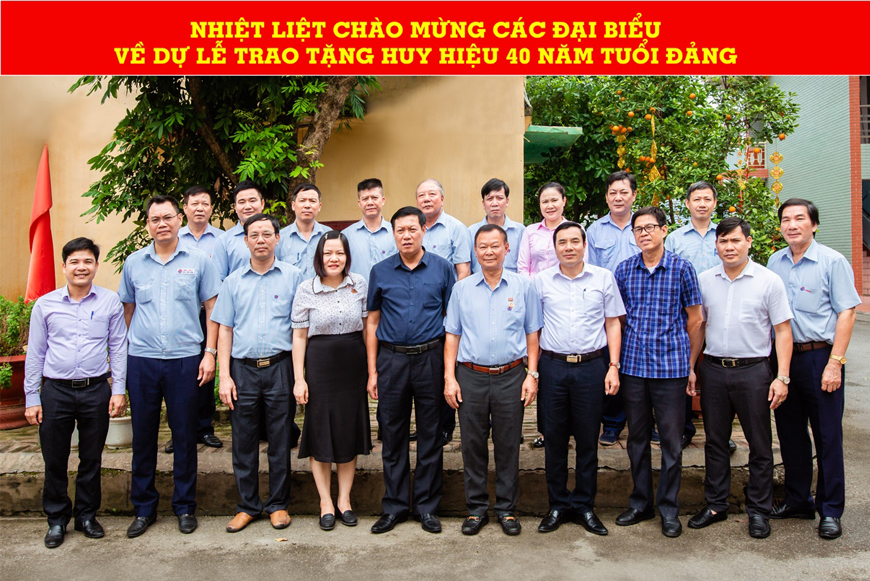 ĐỒNG CHÍ NGUYỄN MINH TÂN VINH DỰ ĐÓN NHẬN HUY HIỆU 40 NĂM TUỔI ĐẢNG.